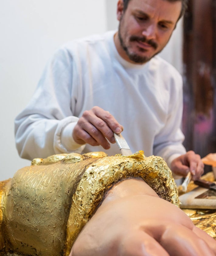 Imagen secundaria 2 - Proceso de restauración y aplicación del pan de oro.