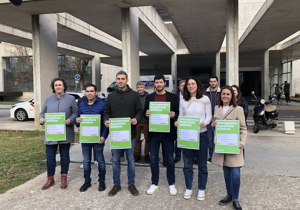 Los representantes de Compromís frente a la entrada del Hospital de Dénia