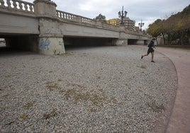 Balsa llena de piedras que se retirarán para crear un estanque, junto al puente del Ángel Custodio.