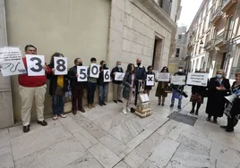 Presentación de las firmas recogidas por Hablamos Español, en febrero de 2022.