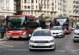 Varios autobuses de la EMT, en la plaza del Ayuntamiento.