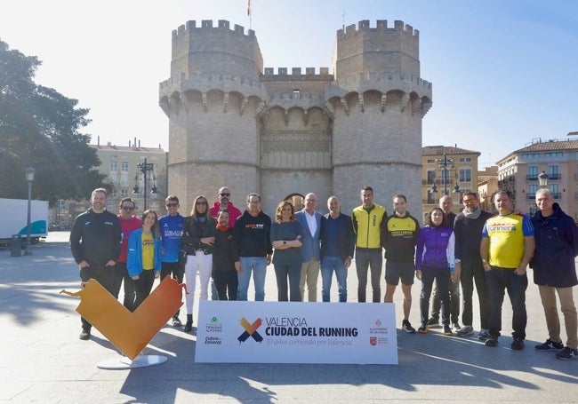 Foto de familia del décimo aniversario de Valencia Ciudad del Running.