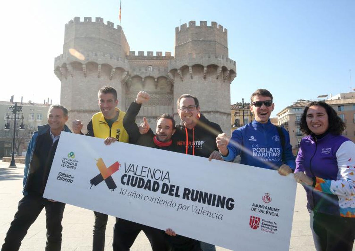 Imagen secundaria 1 - La celebración tuvo su epicentro frente a las Torres de Serranos.