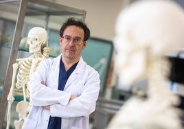 Alfonso Valverde, en la sala de Disección de la Facultad de Medicina.