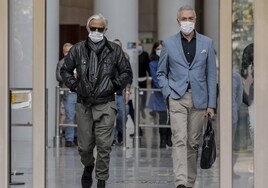 Marcos Benavent y su abogado, en la Ciudad de la Justicia de Valencia.