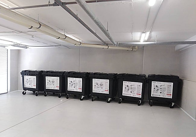 Contenedores en una sala interior que evitan salir a la calle con las bolsas de residuos.