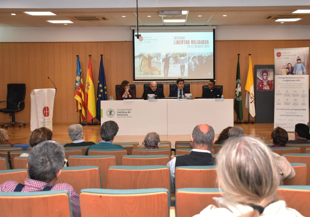 Presentación del informe en la Universidad Católica.