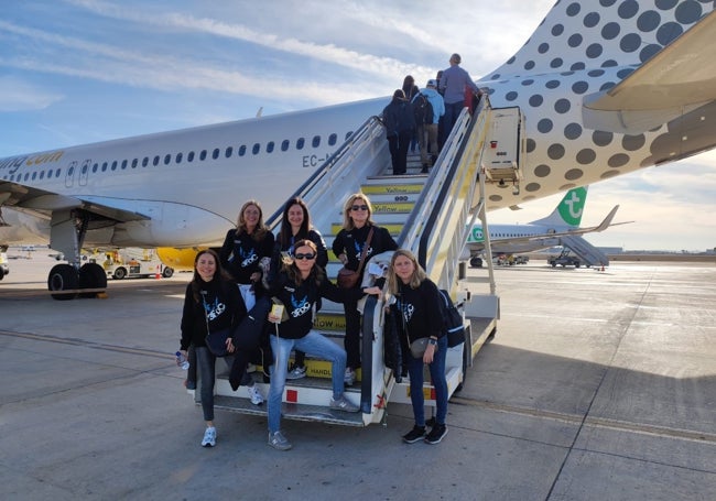 Corredoras antes de viajar a una carrera en Sevilla