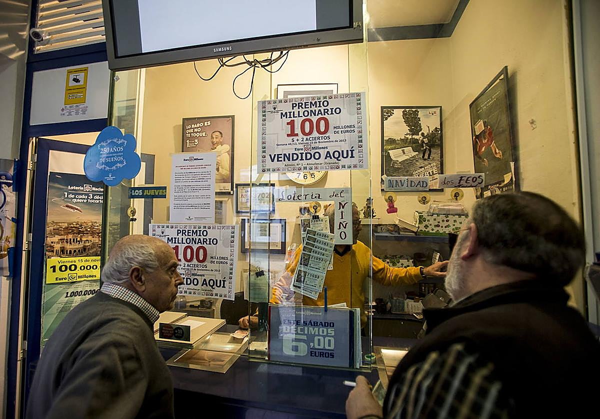 Dos jugadores de Euromillones en una imagen de archivo.