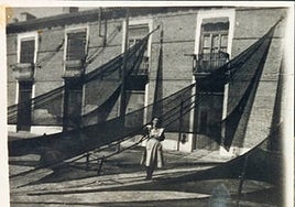 Una fotografía de los años 50 que captura a Antonia Fosati, frente a la Lonja de Pescadores del Cabanyal.