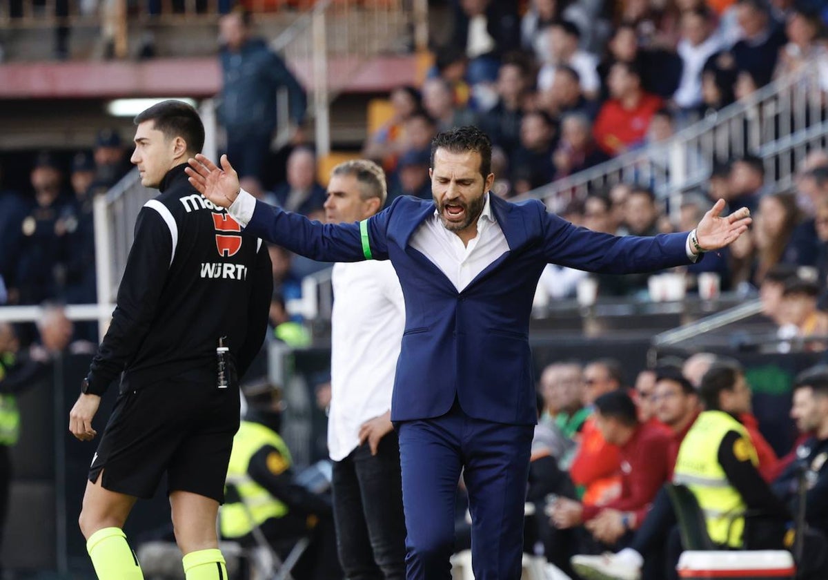 Gesto de Baraja durante el partido contra el Almería.