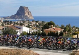 El pelotón transita por Calpe, con el Peñón de Ifach al fondo, durante esta etapa reina de la Volta