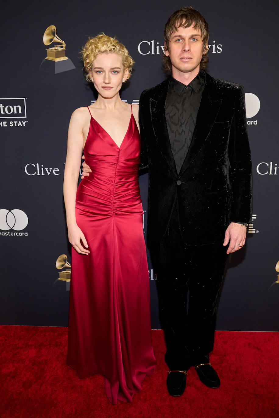 La actriz Julia Garner y el cantante Mark Foster