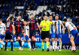 Los jugadores del Levante protestan al colegiado durante el partido.