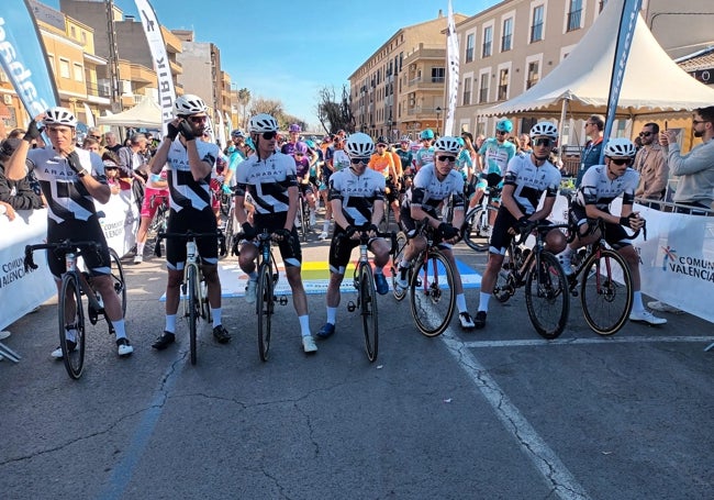 Los ciclistas del Illes Balears, en el minuto de silencio por el chófer de su autobús, fallecido este sábado en la meta de la Vall d'Ebo.