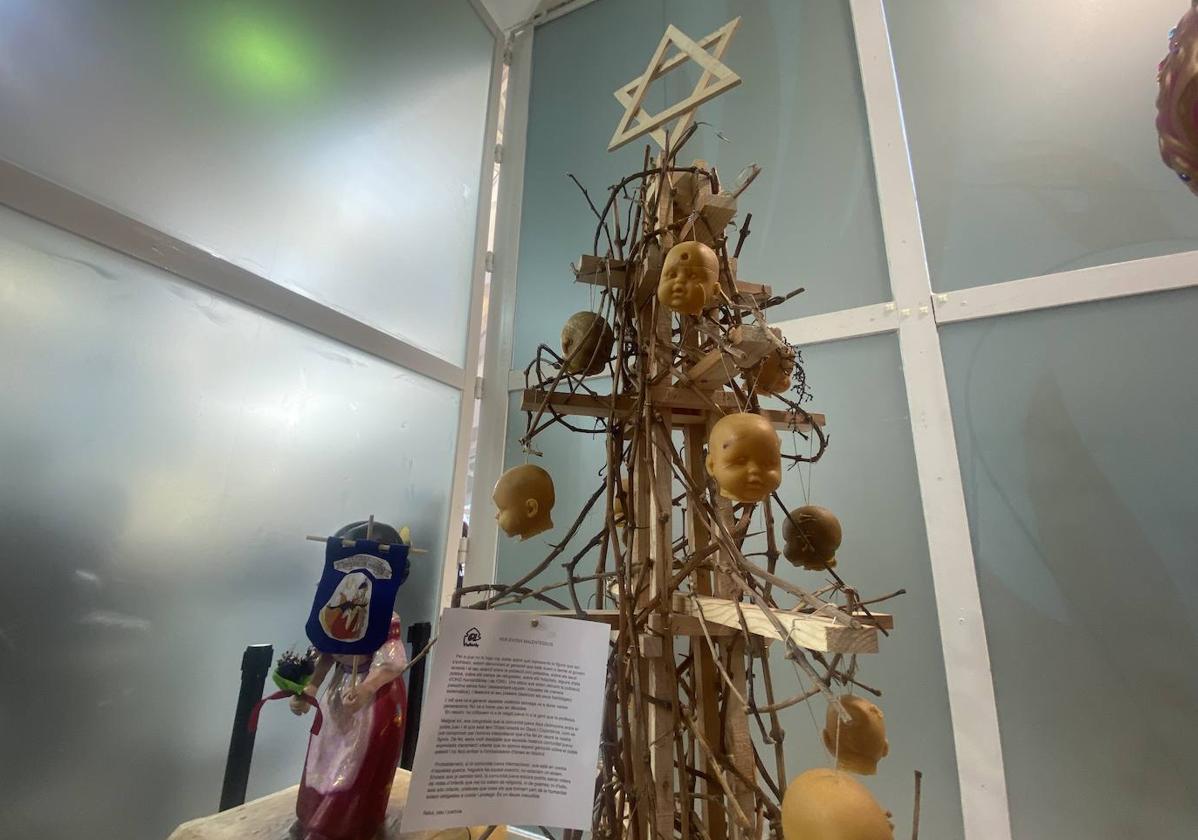 Árbol lleno de cabezas de nuños fallecidos y coronada por la estrella de David, en la Exposición del Ninot.