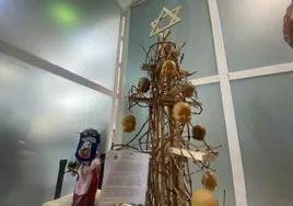 Árbol lleno de cabezas de nuños fallecidos y coronada por la estrella de David, en la Exposición del Ninot.