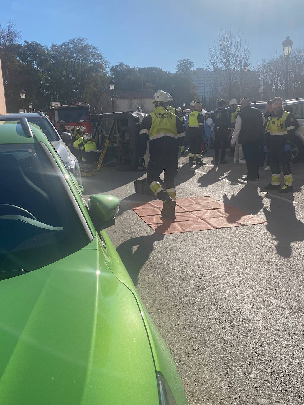 Una mujer resulta herida al perder el control de su coche y chocar contra dos vehículos en Valencia