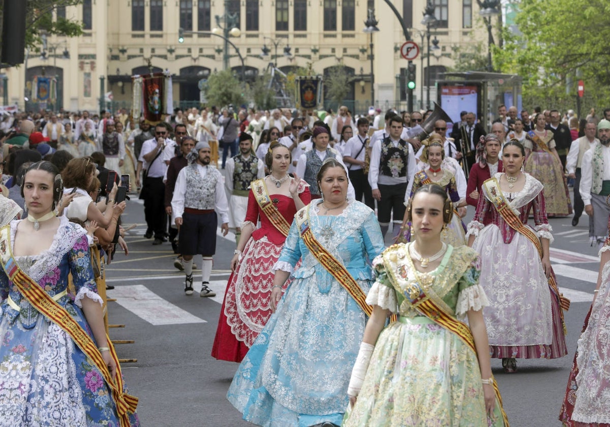 Falleros desfilando en un acto el año pasado.