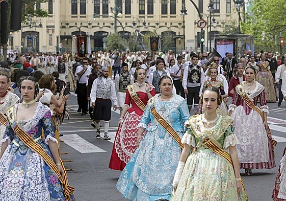 Falleros desfilando en un acto el año pasado.