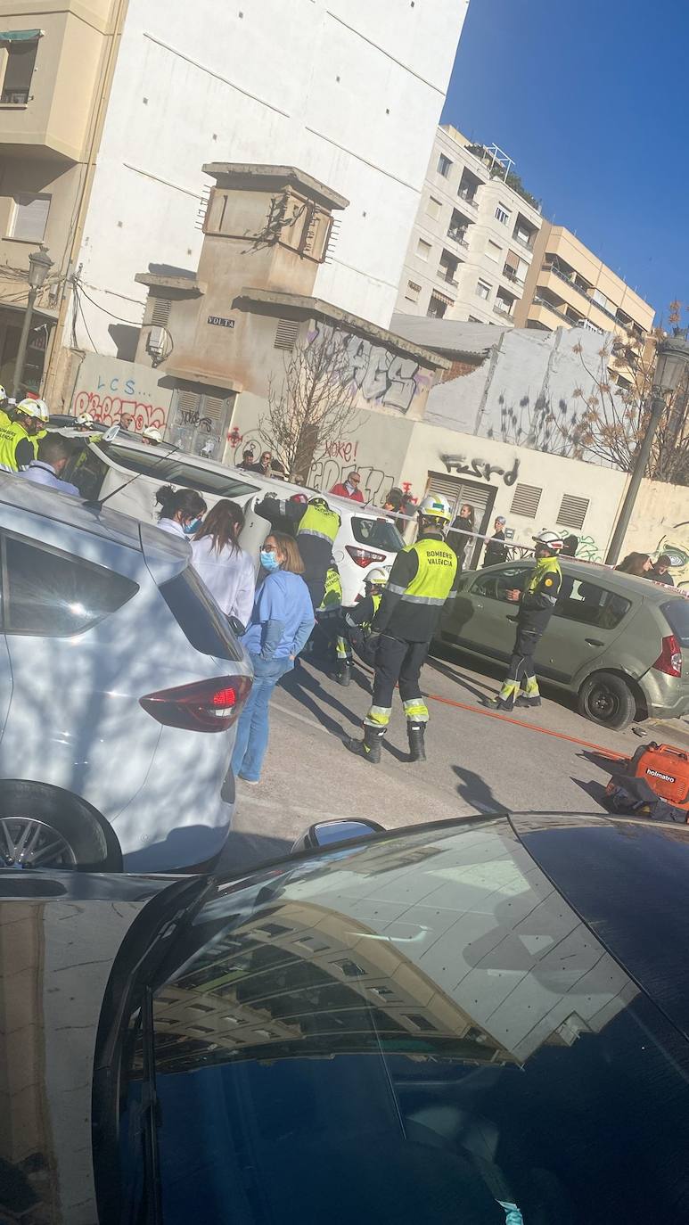 Una mujer resulta herida al perder el control de su coche y chocar contra dos vehículos en Valencia