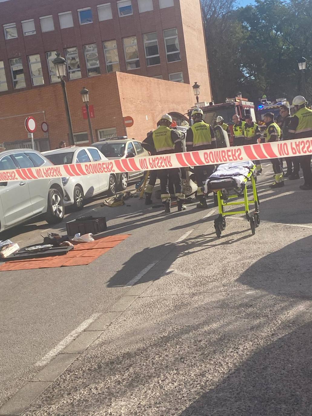 Una mujer resulta herida al perder el control de su coche y chocar contra dos vehículos en Valencia