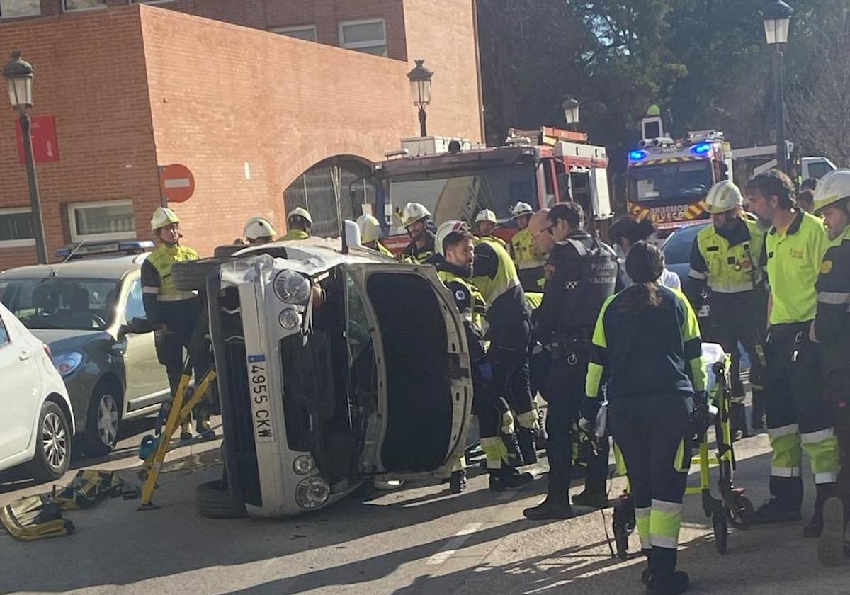 Una mujer resulta herida al perder el control de su coche y chocar contra dos vehículos en Valencia