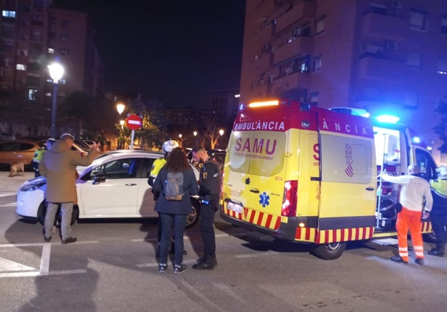 Varios policías y testigos junto a la ambulancia y el coche que atropelló al joven.