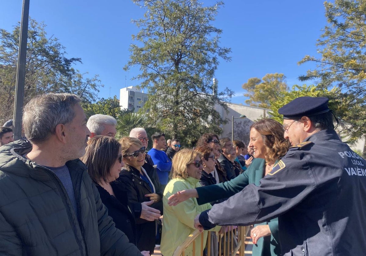 Toma de contacto de los vecinos del barrio de Ayora de Valencia con la alcaldesa, María José Catalá.