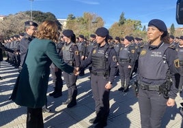 La alcladesa de Valencia, María José Catalá, saludando a cada uno de los agentes de la unidad antibotellón de Valencia.