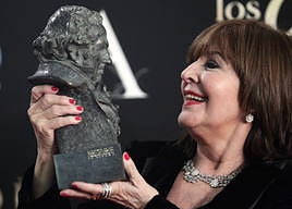 La actriz Concha Velasco tras recibir el Goya de Honor, en la edición del año pasado.