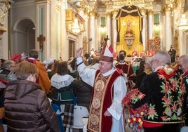 El arzobispo bendiciendo a los fieles en Bocairent.