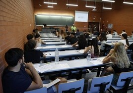 Alumnos poco antes de empezar un examen de selectividad.