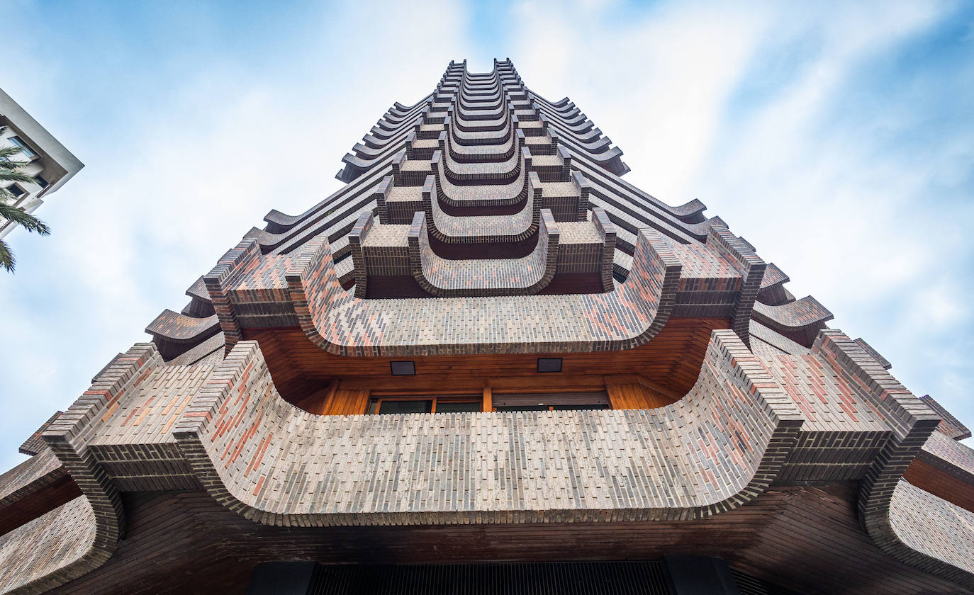 Los apellidos vinculados a la Pagoda, el emblemático edificio frente al cauce