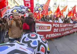Manifestantes en la protesta este martes ante el Palau de la Generalitat.