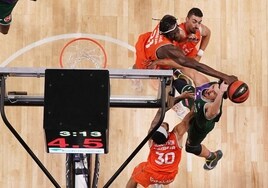 Touré tapona a Djedovic durante el partido del Valencia Basket en Málaga.