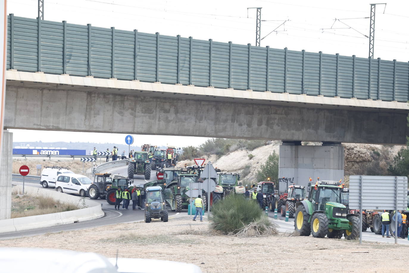 Una protesta de camiones colapsa las carreteras principales de Valencia, en imágenes