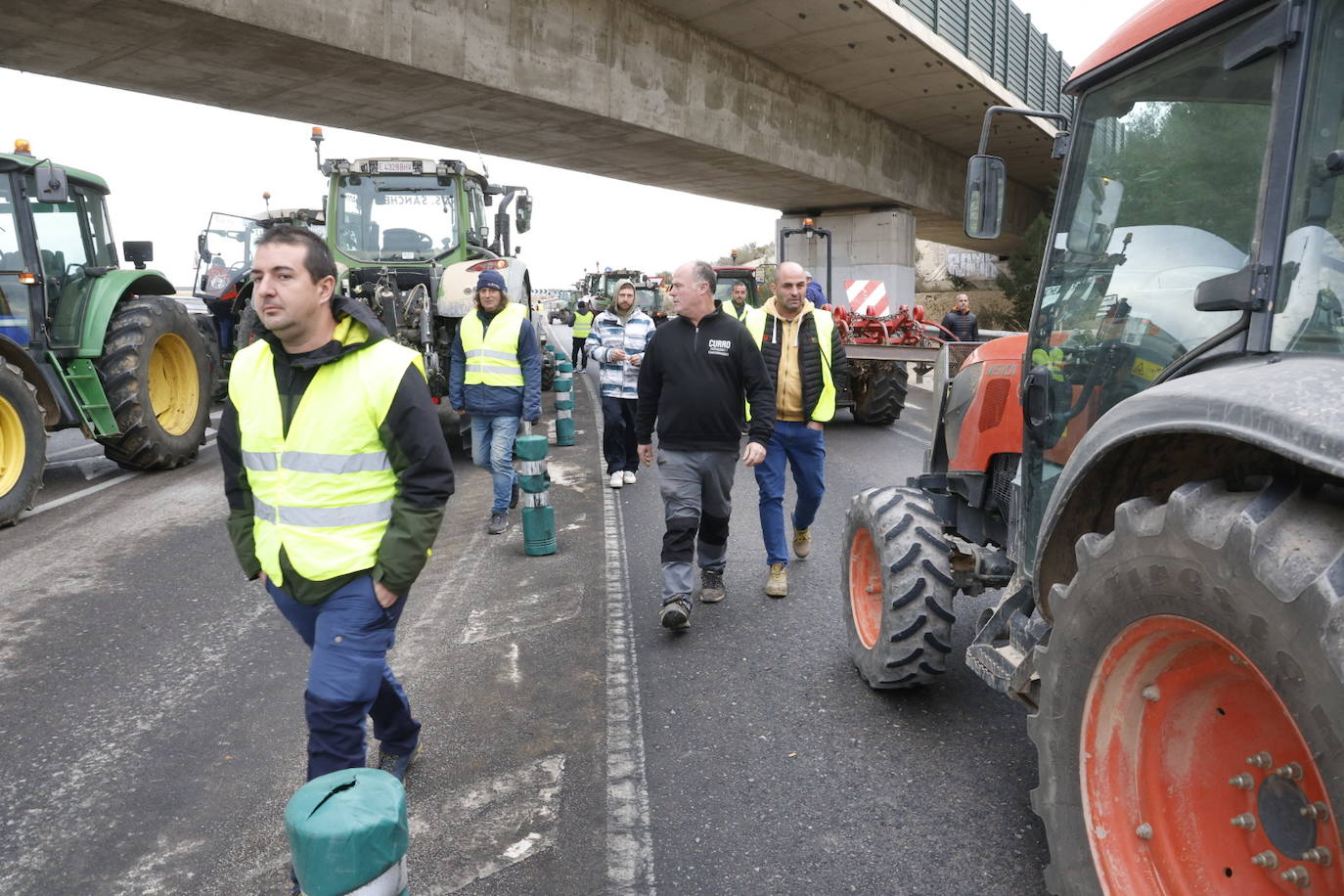 Una protesta de camiones colapsa las carreteras principales de Valencia, en imágenes