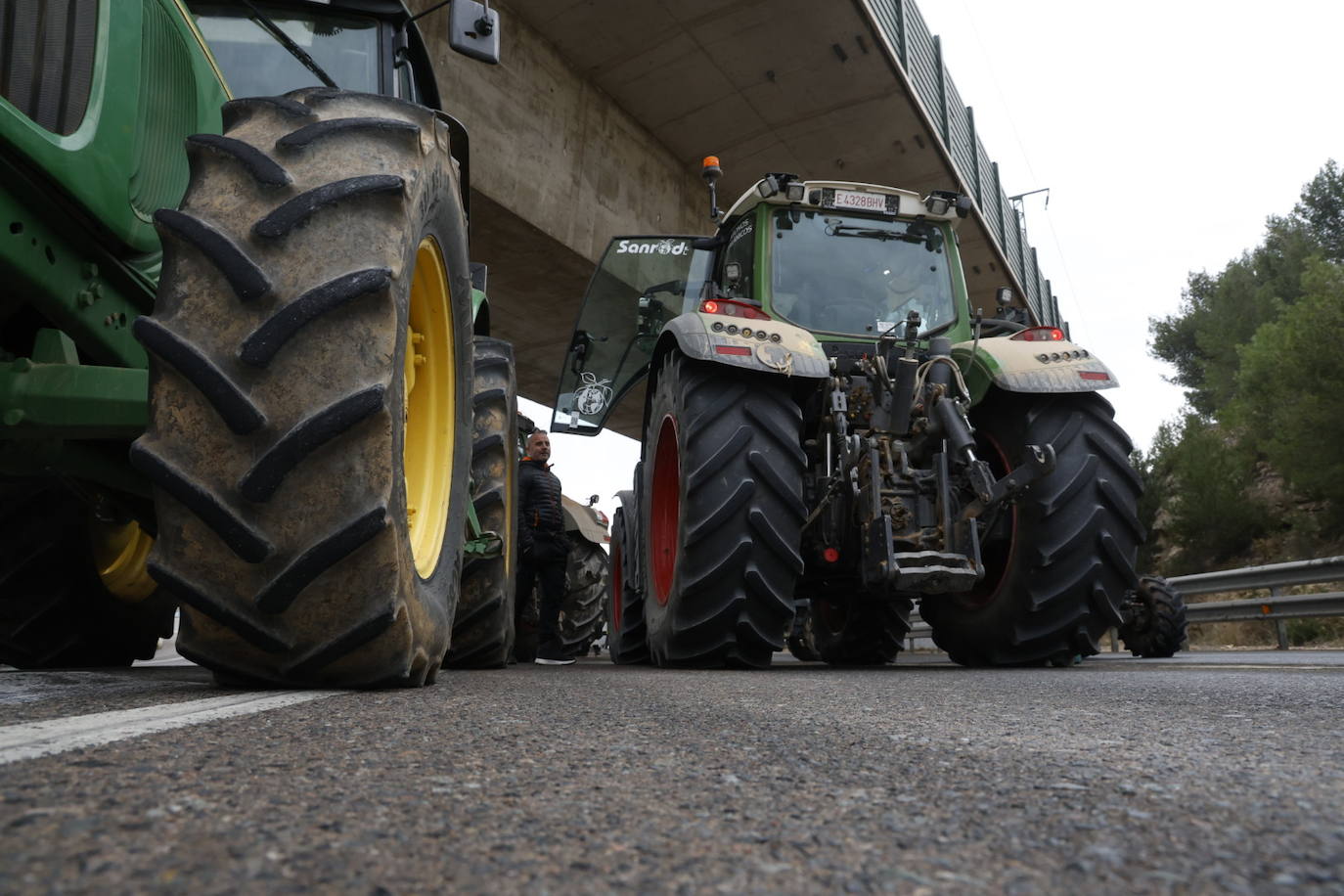 Una protesta de camiones colapsa las carreteras principales de Valencia, en imágenes