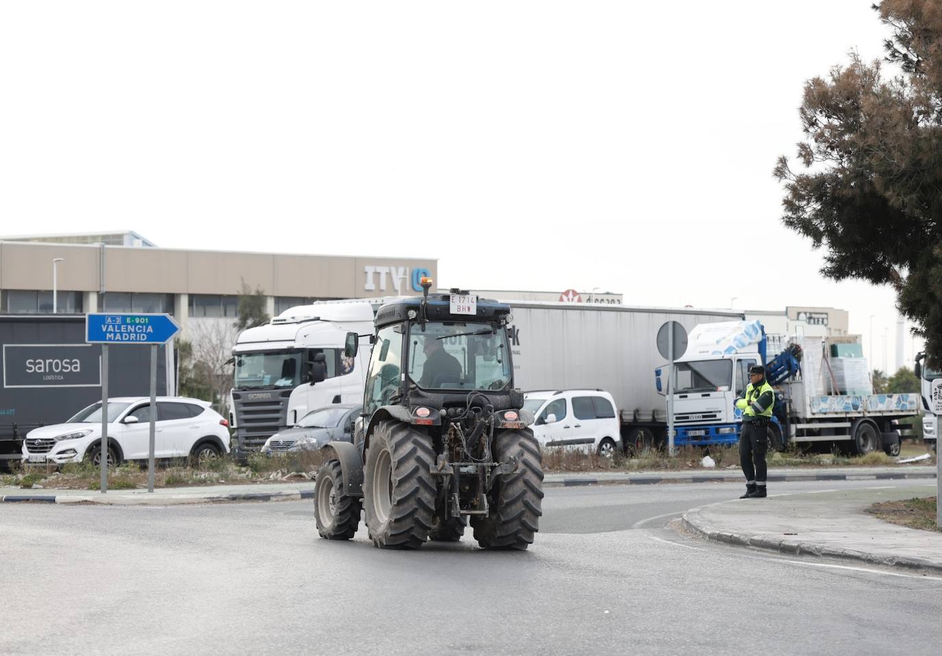 Una protesta de camiones colapsa las carreteras principales de Valencia, en imágenes