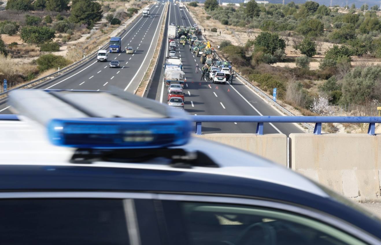 Una protesta de camiones colapsa las carreteras principales de Valencia, en imágenes