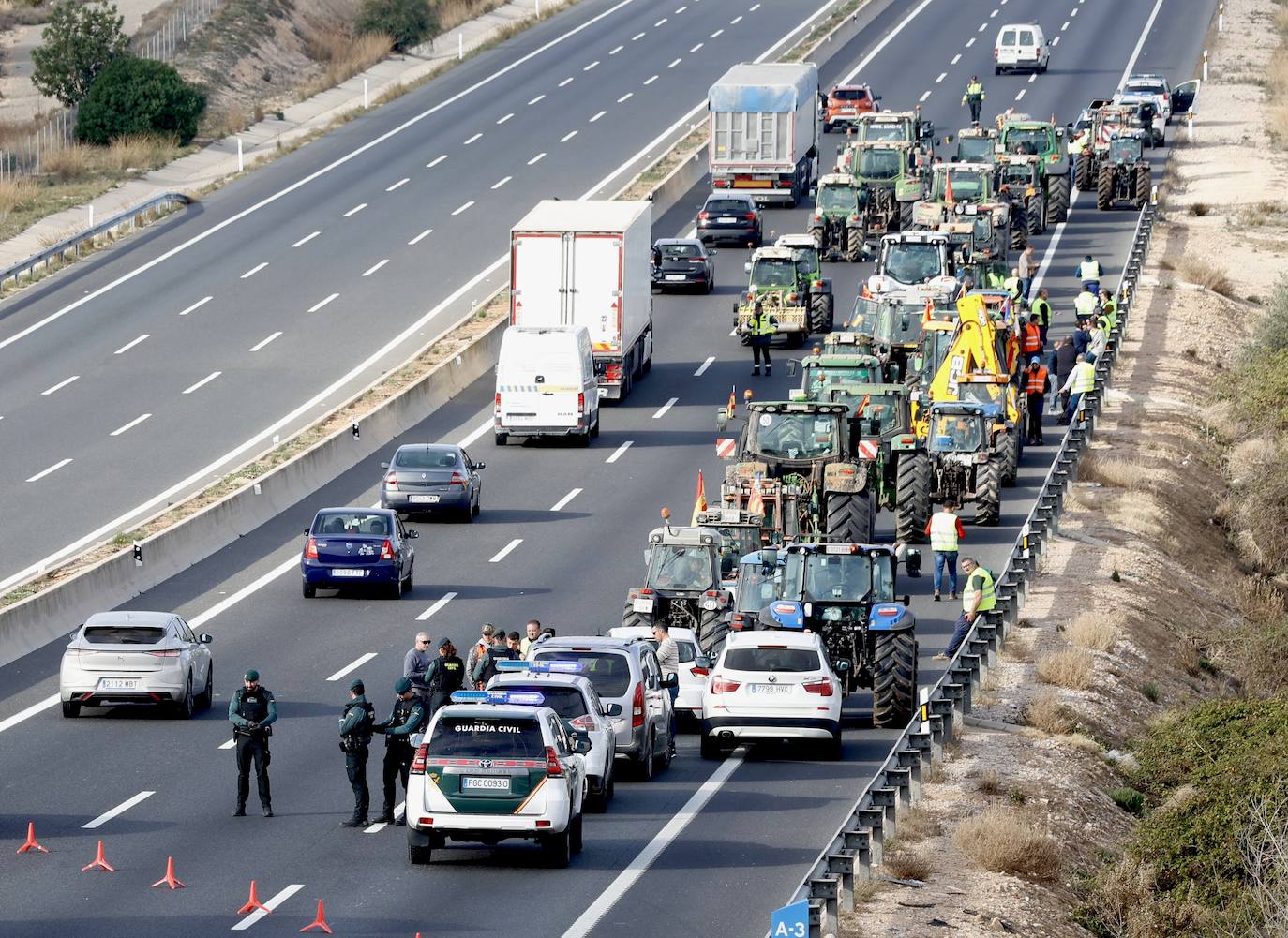 Una protesta de camiones colapsa las carreteras principales de Valencia, en imágenes