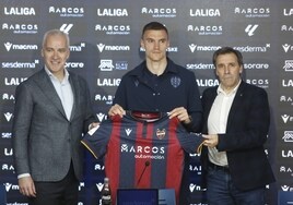 Pablo Sánchez, Mara y Felipe Miñambres, en la presentación del jugador en el Ciutat.