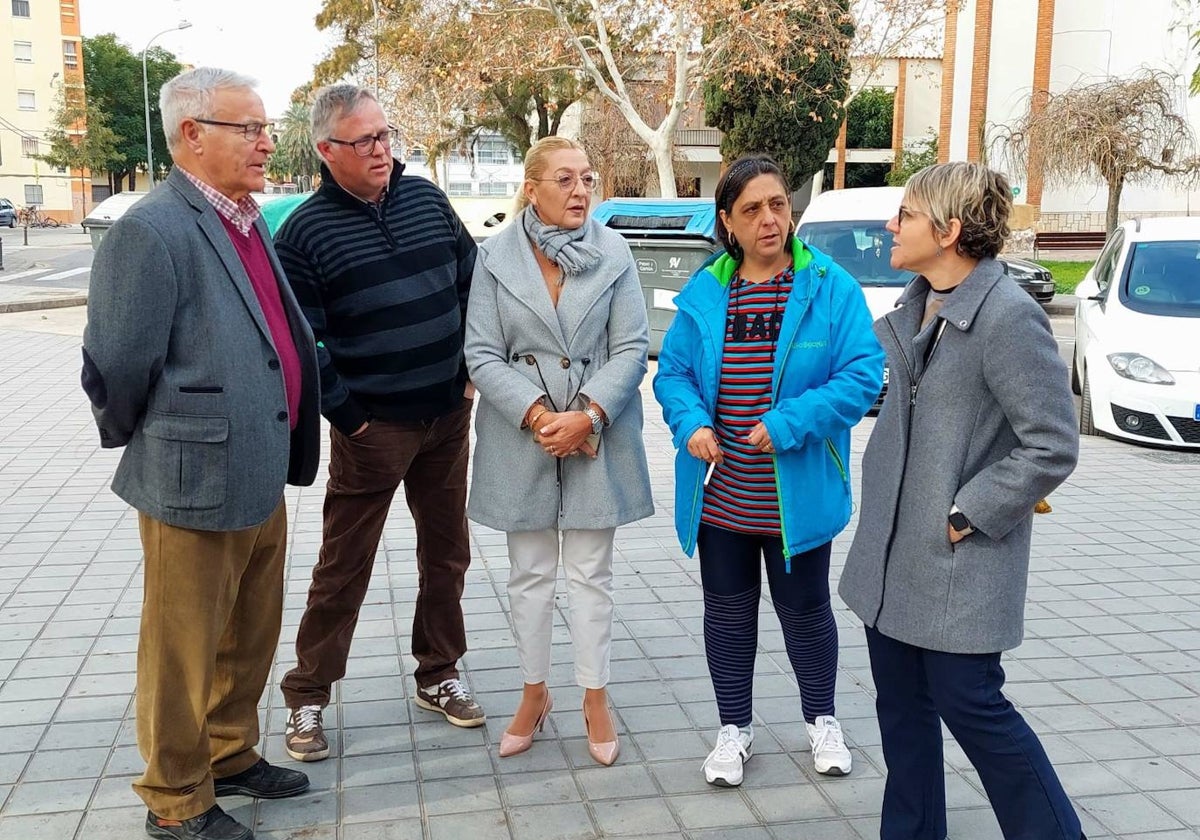 La portavoz de Compromís, Papi Robles, con los representantes vecinales de Fuensanta.