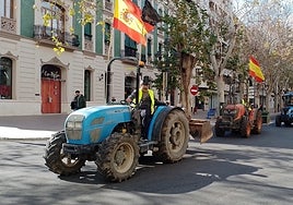 Tractorada por la Alameda de Xàtiva.