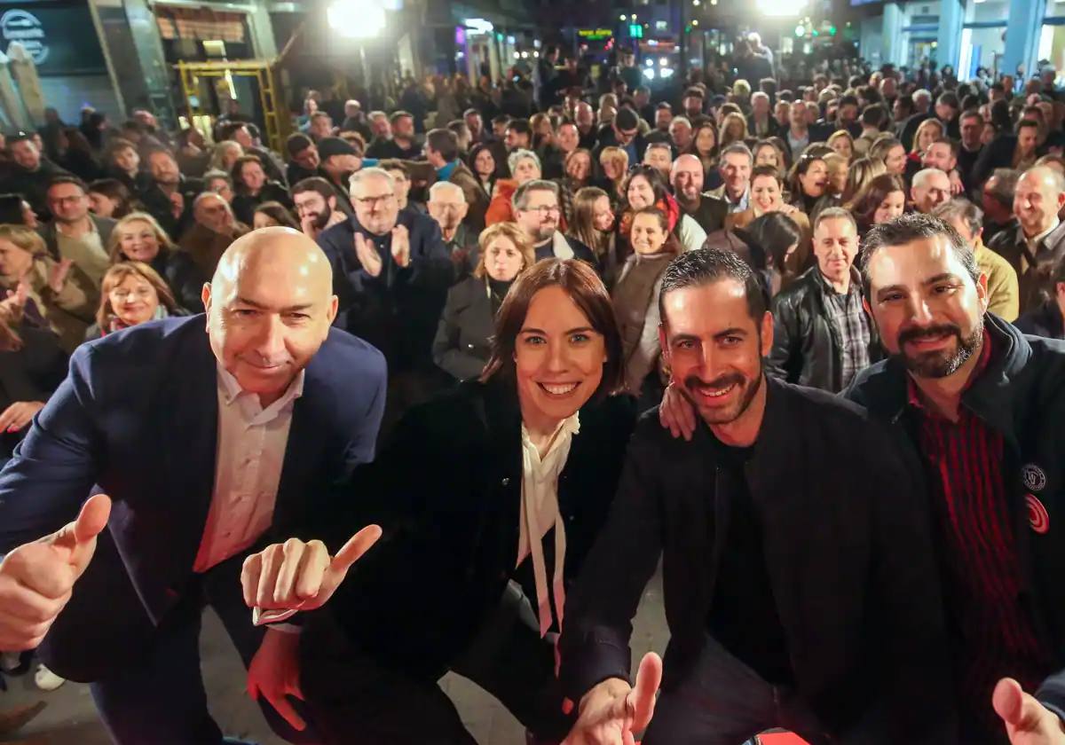 Diana Morant, entre Soler y Bielsa, este miércoles frente a la sede del PSPV.