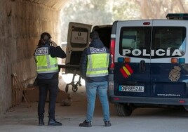 Agentes de la Policía Científica inspeccionan la escena del crimen bajo el puente del Real, este miércoles, junto al cadáver y la piedra usada como arma homicida.