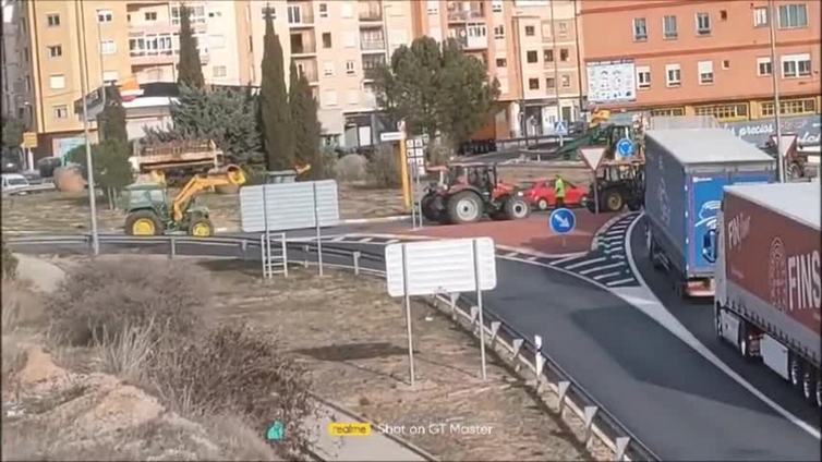 Tractoristas bloquean la N-3 a la altura de Requena