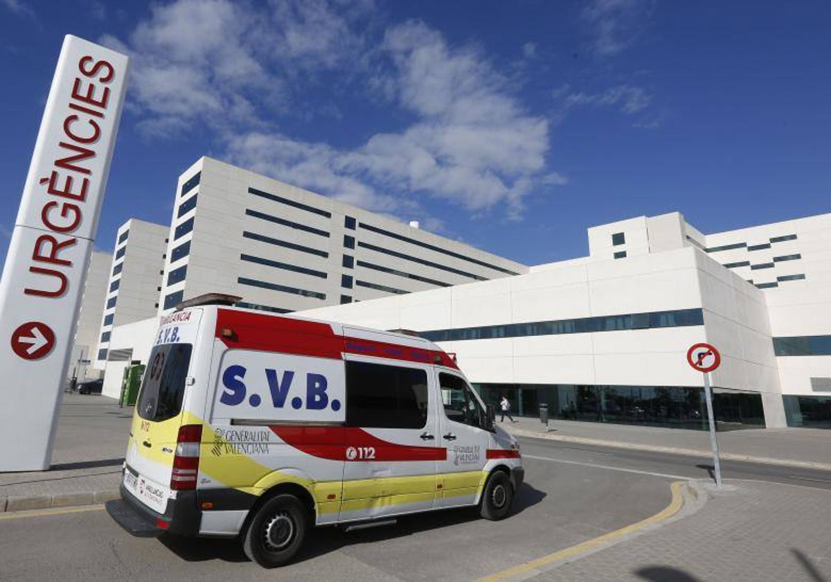 Una ambulancia entrando al hospital La Fe de Valencia en una imagen de archivo.