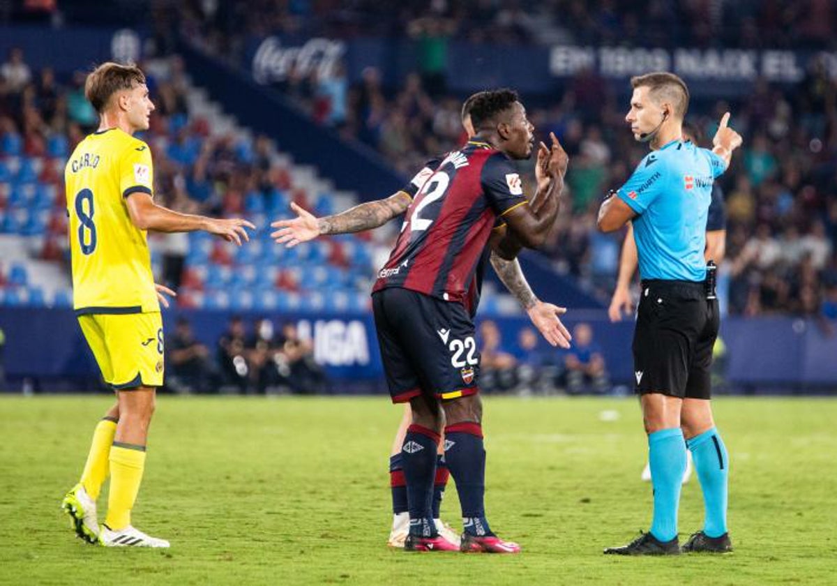 Bouldini protesta al colegiado por la a nulación de su gol ante el Villarreal B.